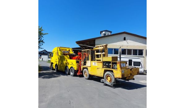 Sunkvežimių tempimas 2670 Greve šalia E47 greitkelio. Greita ir profesionali pagalba intensyvaus eismo kelyje.