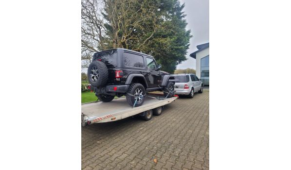 In 7470 Karup J - Abschleppdienst für einen PKW. Effizienter Service für Autofahrer nahe den Straßen 15 und 18.