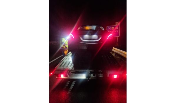 In 2730 Herlev - Abschleppdienst für einen PKW. Effizienter Service für Autofahrer nahe den Straßen 21 und 153.