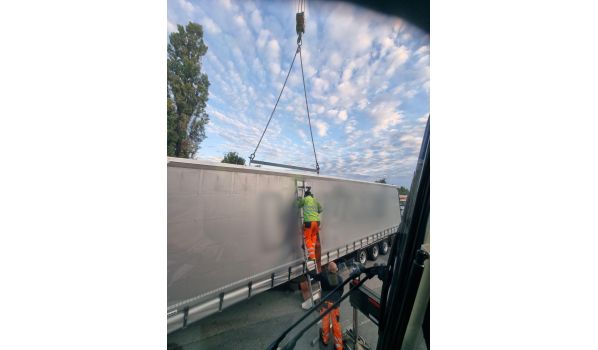 Truck towing service in Glanerbrug, 7511 near the A1 motorway. Fast assistance with breakdowns on an important route.