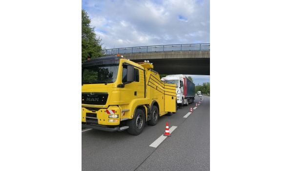 Truck towing service in Sosnowiec, 41-200 near motorway A4. Fast assistance with breakdowns on an important route.