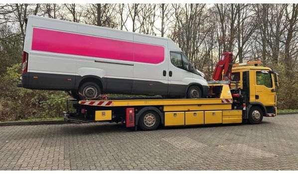 Truck towing service in Chorzów, 41-500 near motorway A4. Fast assistance with breakdowns on an important route.