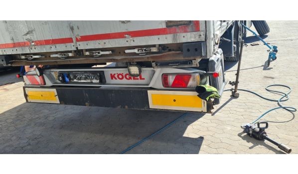 88-120 Rojewo, Auflieger Reifendienst mit der Größe 385/55 R22.5 auf dem Parkplatz