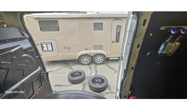 41-600 Świętochłowice, trailer tire change with size 445/75 R22.5 in a parking lot 