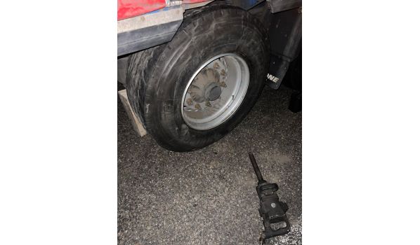 41-300 Dąbrowa Górnicza, Lkw Reifenwechsel mit der Größe 315/75 R22.5 auf dem Standstreifen