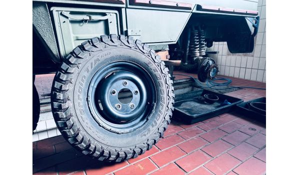 27-600 Starachowice, Lkw Reifenwechsel an der Hinterachse mit der Größe 315/70 R22.5 auf dem Parkplatz