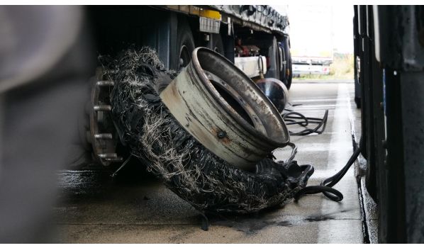 44-500 Racibórz, Auflieger Reifenwechsel mit der Größe 435/50 R22.5 auf dem Standstreifen