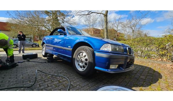 41-940 Pekary Śląskie, Reifenwechsel auf dem Parkplatz 