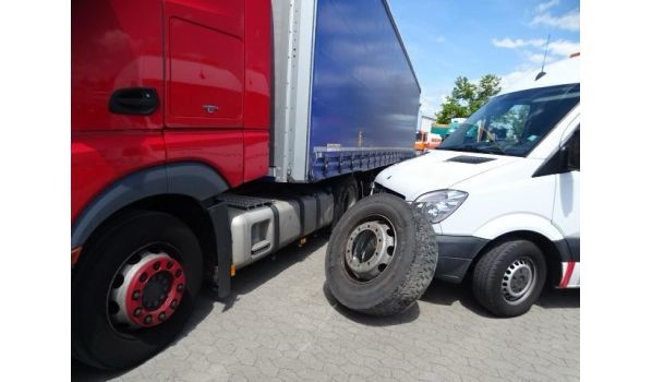 22-120 Kamień, Lkw Reifenwechsel mit der Größe 315/60 R22.5 auf dem Parkplatz