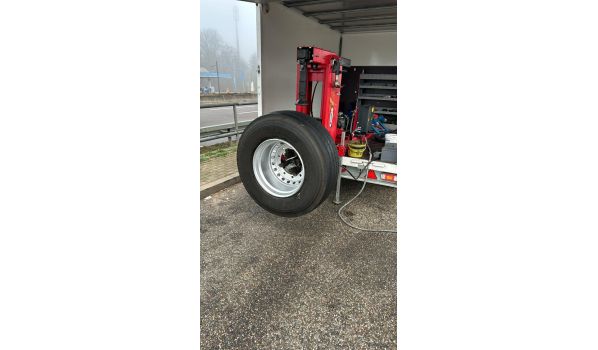 70-120 Police, trailer tire service with size 445/65 R22.5 at the roadside 