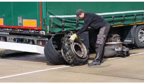 63179 Oberhausen, serviciu mobil anvelope pentru o semiremorcă cu dimensiunea 385/65 22,5 