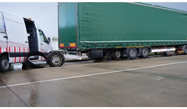 09244 Lichtenau, schimb anvelopă semiremorcă mărime 365/65 R22.5 în parcare 