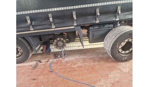 44866 Wattenscheid, schimb anvelopă semiremorcă după pană 