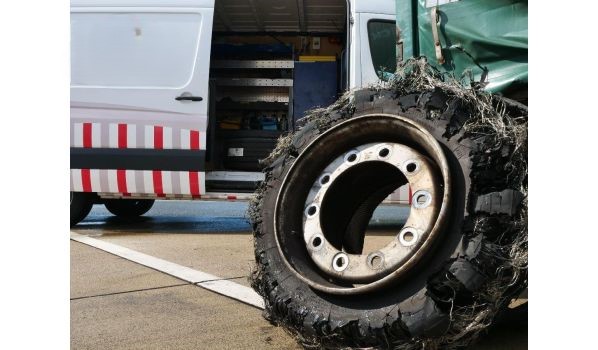 50169 Kerpen, Lkw Radreparatur nach Reifenplatzer mit fortgsetzenden Schäden