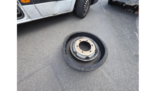 33129 Delbrück, schimb jantă camion în parcare 