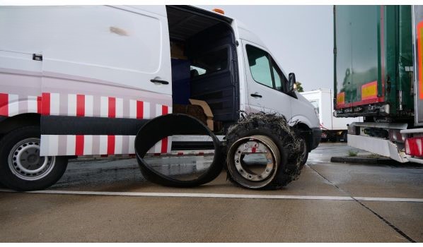 31008 Elze, schimb anvelopă semiremorcă în parcare 