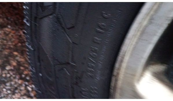 31552 Rodenberg, serviciu mobil de vulcanizare pentru roată spartă în parcarea unui supermarket