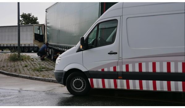 50226 Frechen, schimb anvelopă semiremorcă mărime 385/65 R22.5 pe drum 