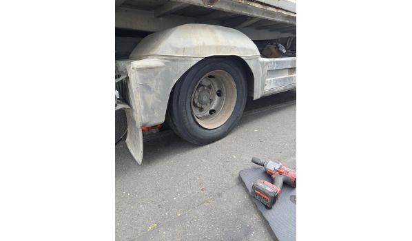 34212 Melsungen, schimb anvelopă camion lângă drum 