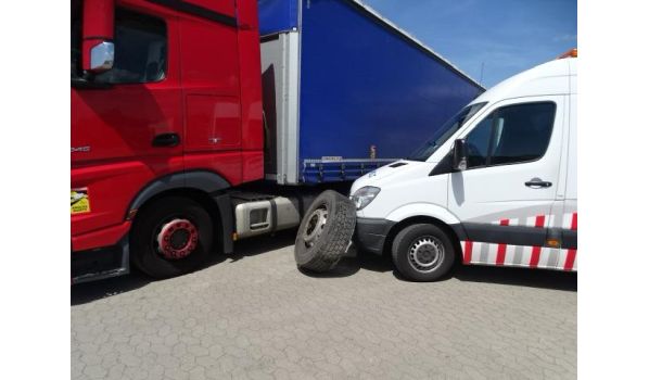 87647 Untertingau, schimb jantă camion pe marginea drumului 