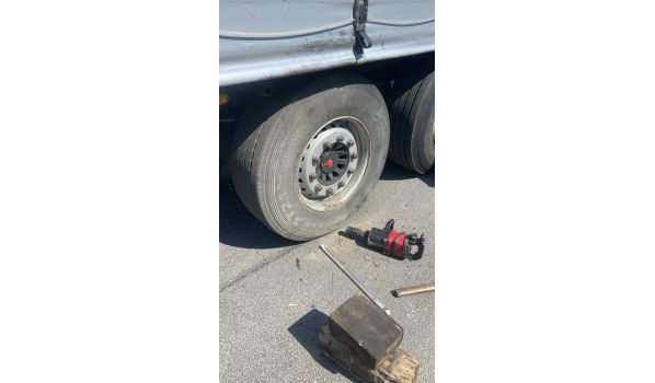 78333 Stockach, schimb roată semiremorcă în parcare 