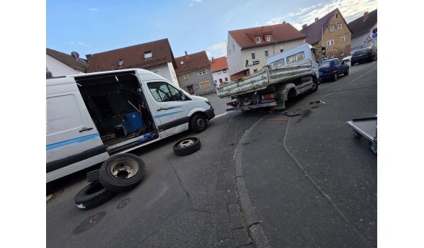 48499 Salzbergen, mobiler Reifendienst bei plattem Reifen vor dem Wohnhaus