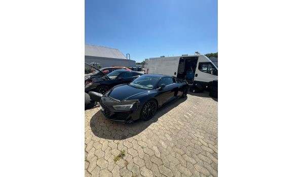 23795 Negernbötelis, Prabangių automobilių padangos keitimas stovėjimo aikštelėje