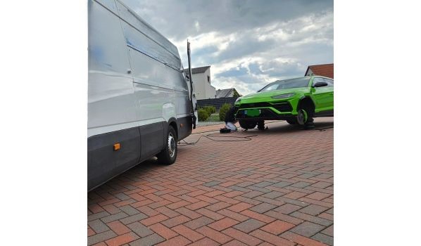 41564 Kaarst, Premiumauto Reifenwechsel an einem Lamborghini auf dem Parkplatz