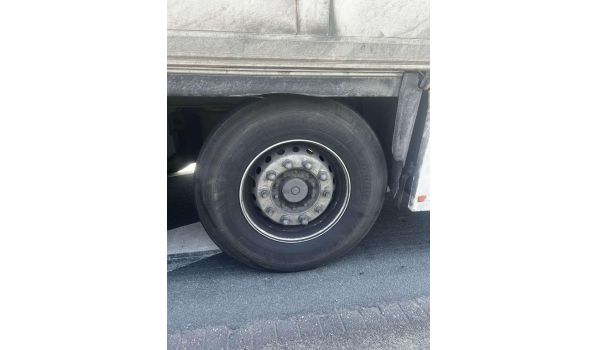 53474 Bad Neuenahr-Ahrweiler, schimb anvelopă semiremorcă pe banda de urgență 