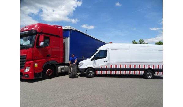 26169 Friesoythe, schimb anvelopă camion după pană în oraș 