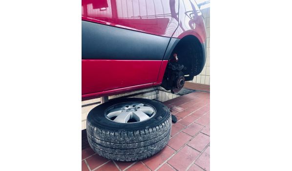 40764 Langenfeld, schimb roată Mercedes pe autoturism în parcare 