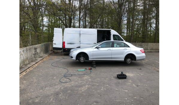 71154 Nufringen, 71032 Böblingen, mobilioji padangų keitimo paslauga su padangos pažeidimu stovėjimo aikštelėje