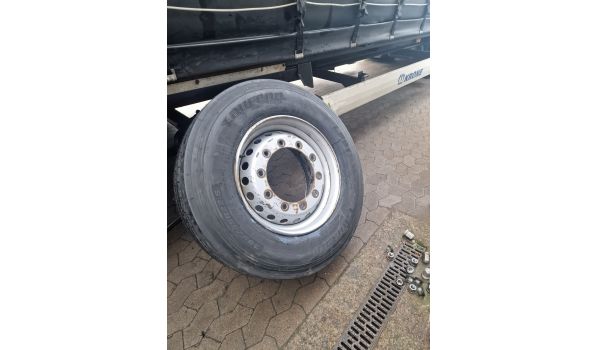 70794 Filderstadt, Auflieger Radtausch mit Felgenwechsel auf dem Parkplatz