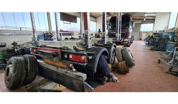 42781 Haan, schimb anvelopă semiremorcă cu reparații minore după pană 