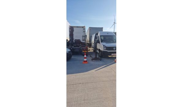 88471 Laupheim, schimb anvelopă camion pe banda de urgență după explozie 