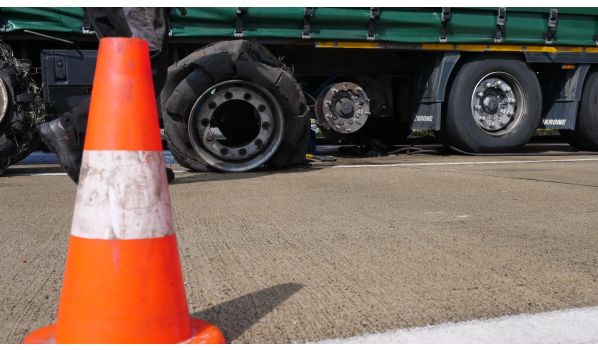 89160 Dornstadt, schimb roată camion după explozie cu daune 