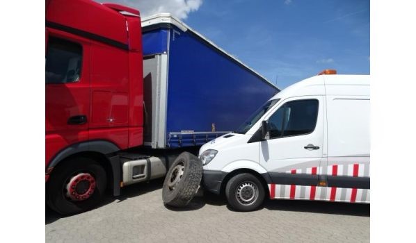 35075 Gladenbach, schimb anvelopă camion într-o parcare 