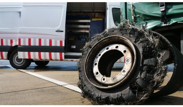 38162 Cremlingen, serviciu mobil anvelope pentru o semiremorcă într-o parcare 