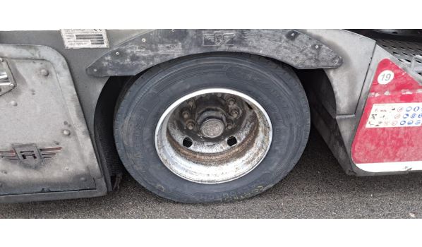 58256 Еннепетал, мобилна помощ за Volvo FH със спукана гума до пътя 