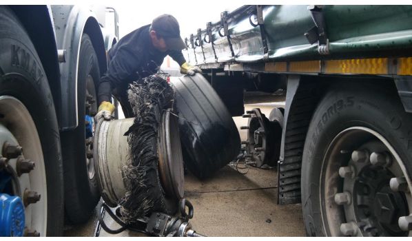 04626 Schmölln, schimb anvelopă camion cu dimensiunea 385/65 R22.5 în parcare 