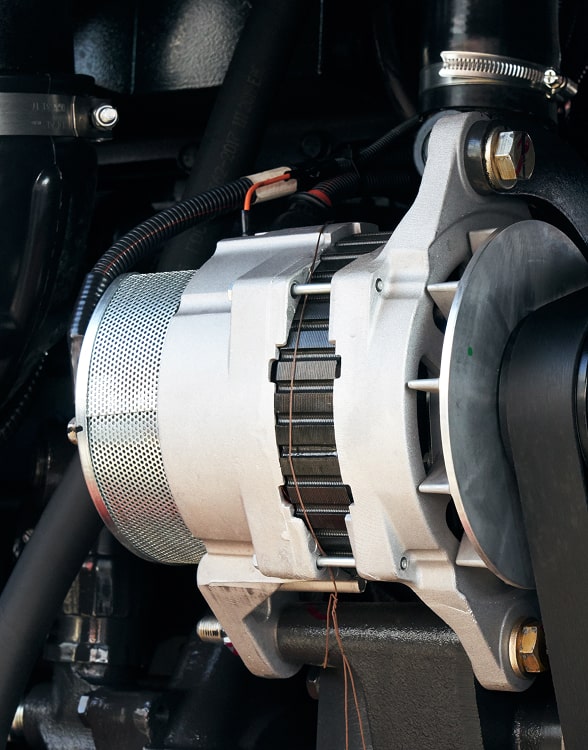 Reparația și înlocuirea alternatorului camionului în Germania