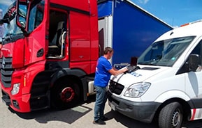 Мобильный механик AUTOWELT ремонтирует Mercedes Sprinter