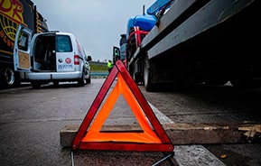 Предупреждающий треугольник на автобане – поломка грузовика на обочине