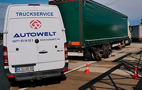 AUTOWELT Truckservice помогает грузовику на дороге