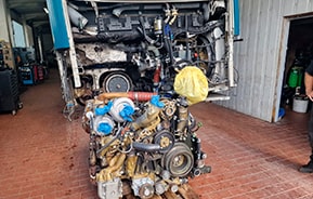 Двигатель грузовика на испытательном стенде в мастерской AUTOWELT