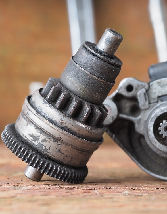 Repararea și înlocuirea demarorului camionului în Germania