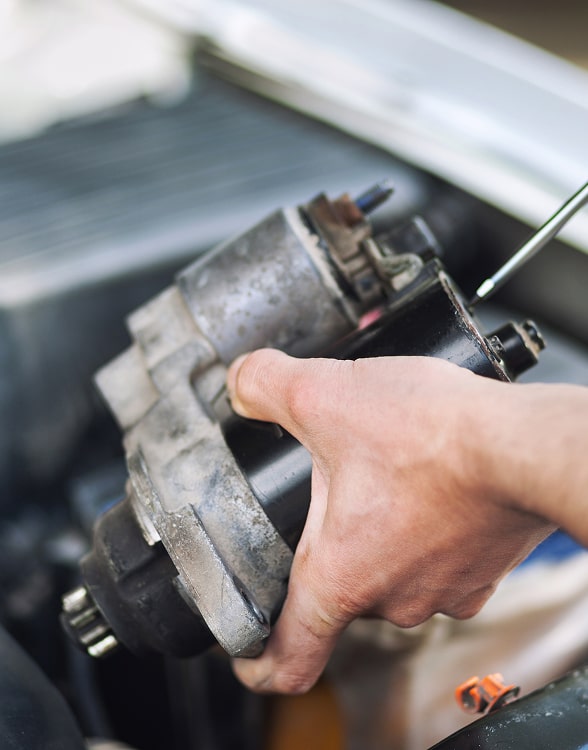 Repararea și înlocuirea demarorului camionului în Germania