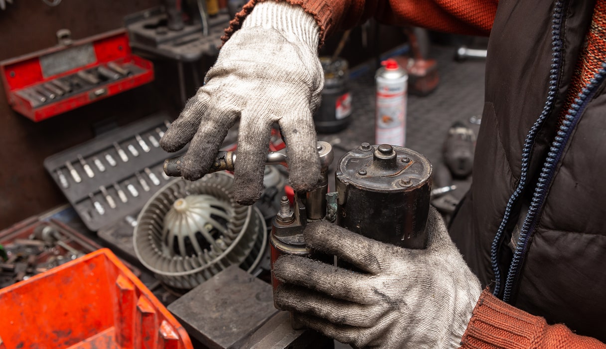 Repararea și înlocuirea demarorului camionului în Germania